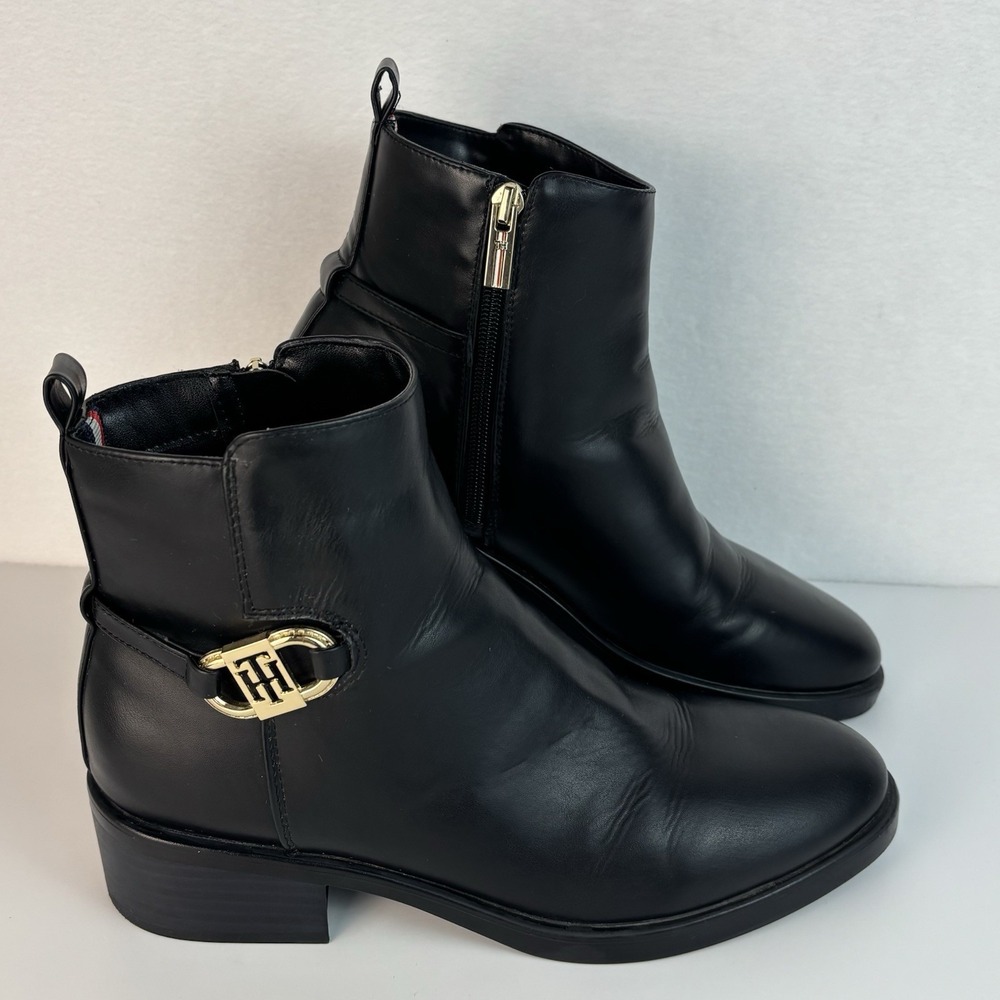 Tommy Hilfiger Imiera Black 8.5 Ankle Boots Booties Vegan Faux Leather Gold Logo - Picture 2 of 16